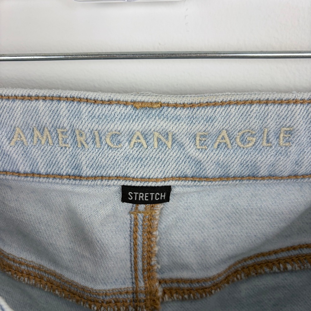 American Eagle Stretch Mom Short Light Wash Cuffed Distressed Festival Size 6 - Picture 8 of 11